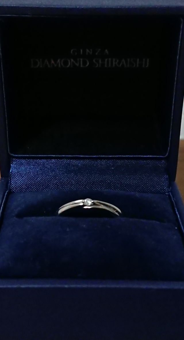 婚約指輪とセットリングになっています