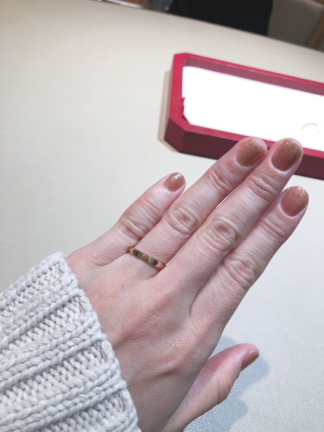 試着した時の写真です。ダムールのピンクゴールド。