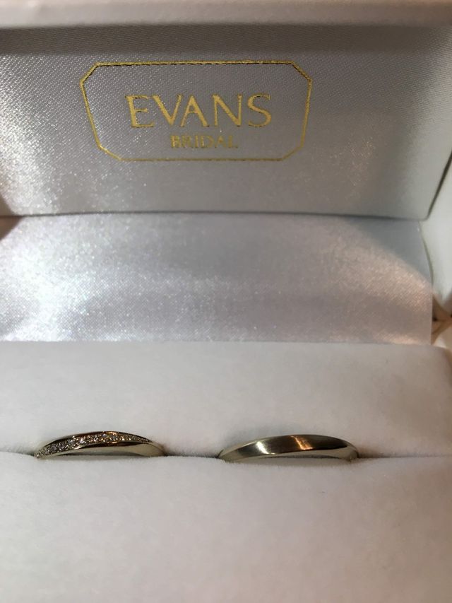 色はシャンパンゴールド。
彼の方は、一部艶消しを入れました。