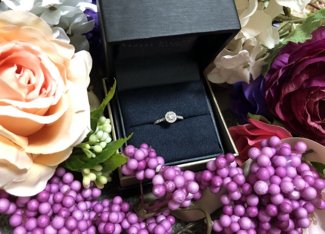 完成した婚約指輪、
ボックス入り、花は自宅のものです。