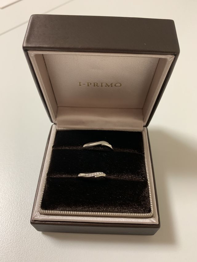 重なりあう波のような優美なラインと2つの星が印象的です。