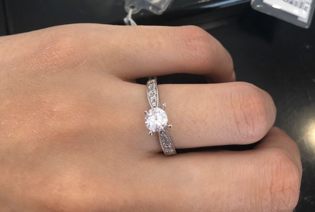 定番婚約指輪うえから