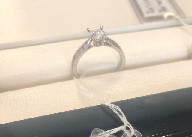 定番婚約指輪横から