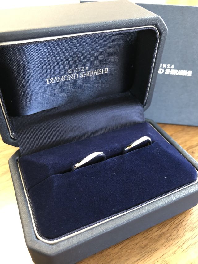 マッドウェーブタイプの指輪、ウェーブにダイヤが埋め込まれてる