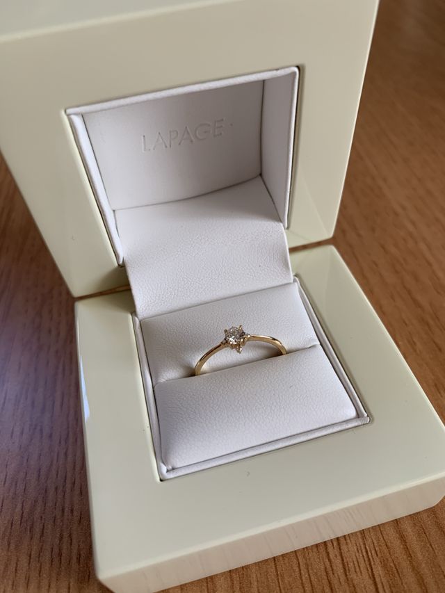 ダイヤが一粒付いているデザインで、とても存在感があります。