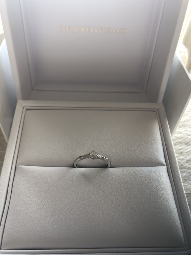 ダイヤは中央に大きいもの、隣に小さいものをいくつか並べた