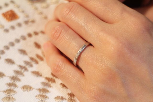 真ん中に小さいダイヤ、両サイドのさらに小さいダイヤがふたつ。