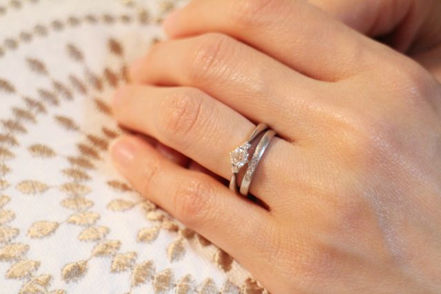 婚約指輪と重ねづけするとこんな感じ。