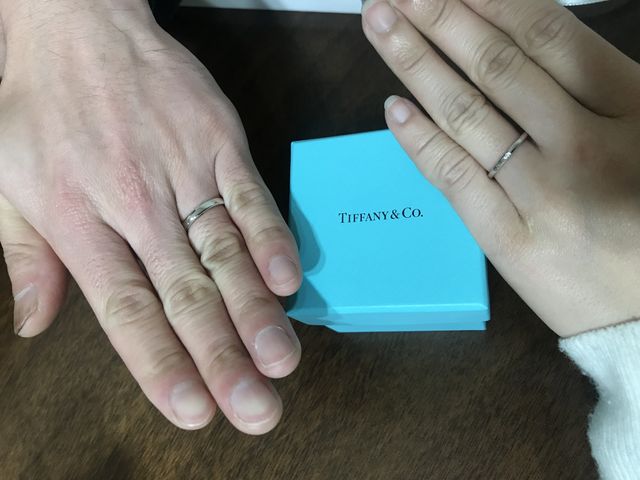 写真右側、細めのタイプでダイヤがワンポイントで入ってます。