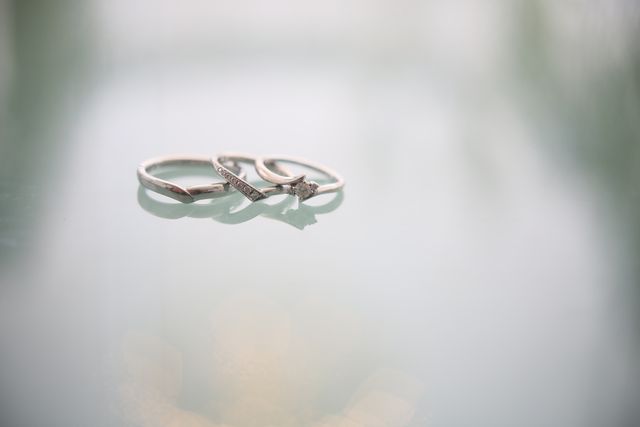 結婚式のアルバムに結婚指輪と婚約指輪を並べて撮った写真です。