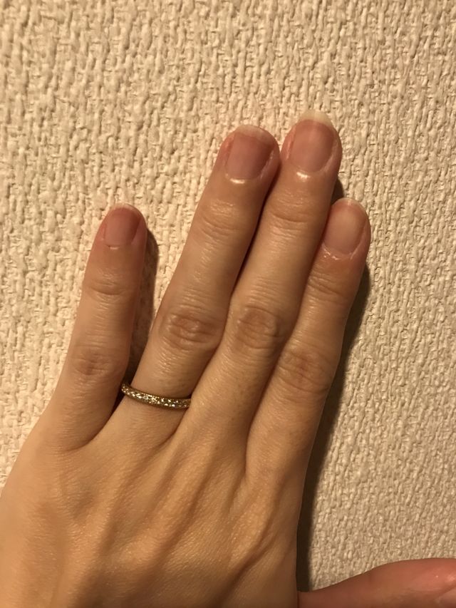 半分にダイヤが入っているゴールドの指輪です。