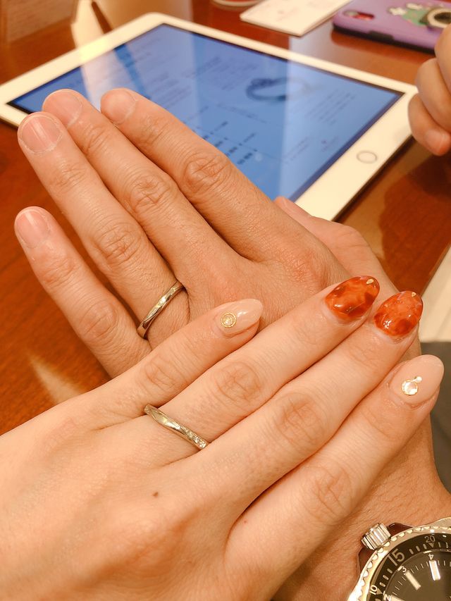 さりげにサイドにダイヤが入ってるデザインです。