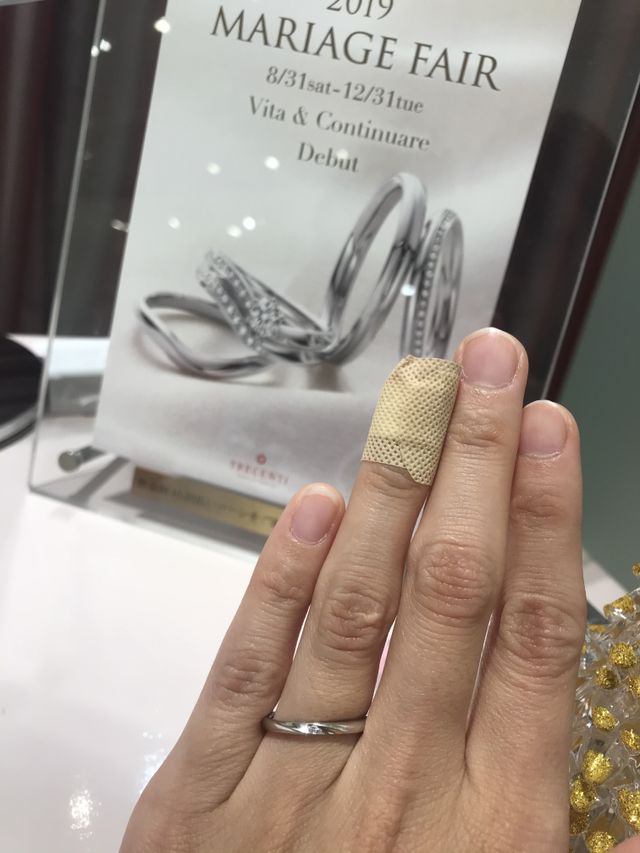 斜めにデザインが入っている指輪なのでダイヤ一石でも輝きが素敵