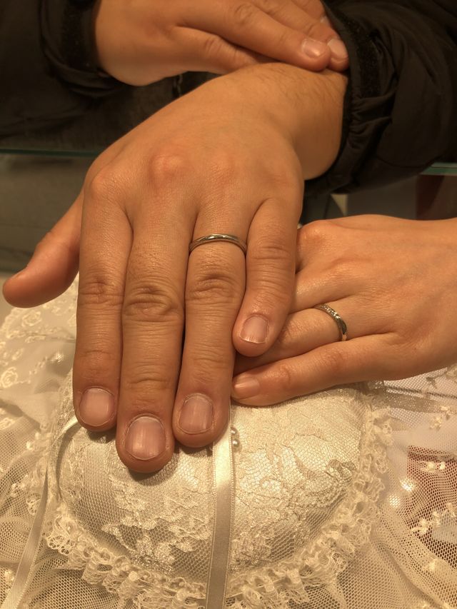 女性のダイヤが入っているところに男性はマット加工を入れました