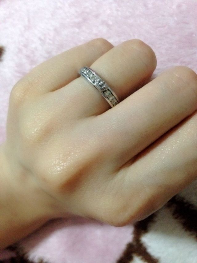 女性のリングのデザインです。男性のリングは石が黒になります。