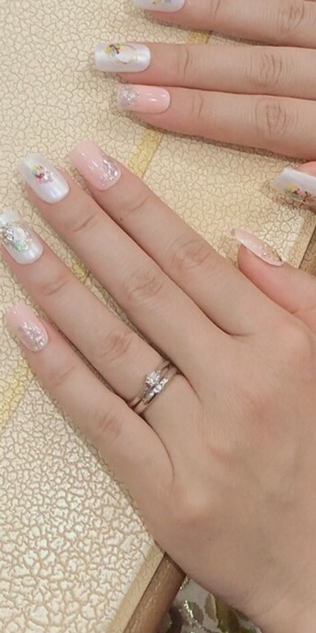 フォトブライダルの際の結婚指輪と婚約指輪の重ねづけの写真です