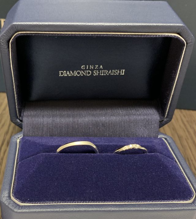 ゆるやかなウェーブで、たまにきらっと光るダイヤが綺麗です。