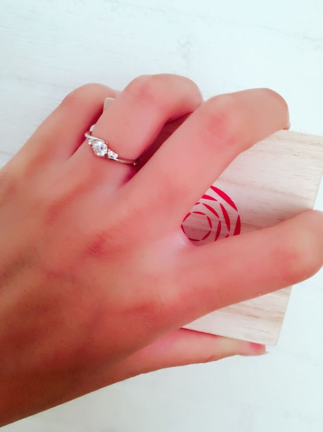 ダイヤの周りにゴールドがありきれいなカーブラインの指輪です