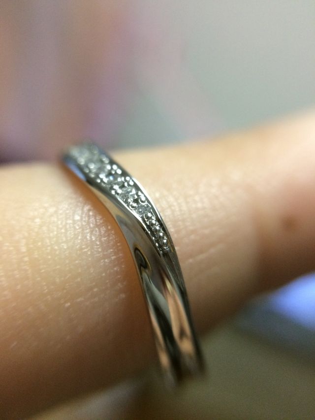 8つのダイヤが埋め込まれています。