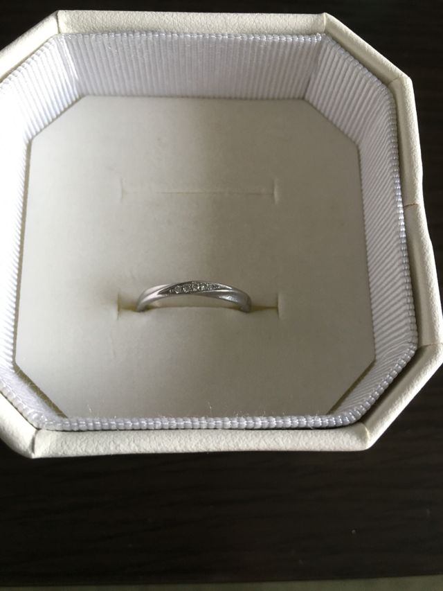 ダイヤが5個あしらわれているものです。