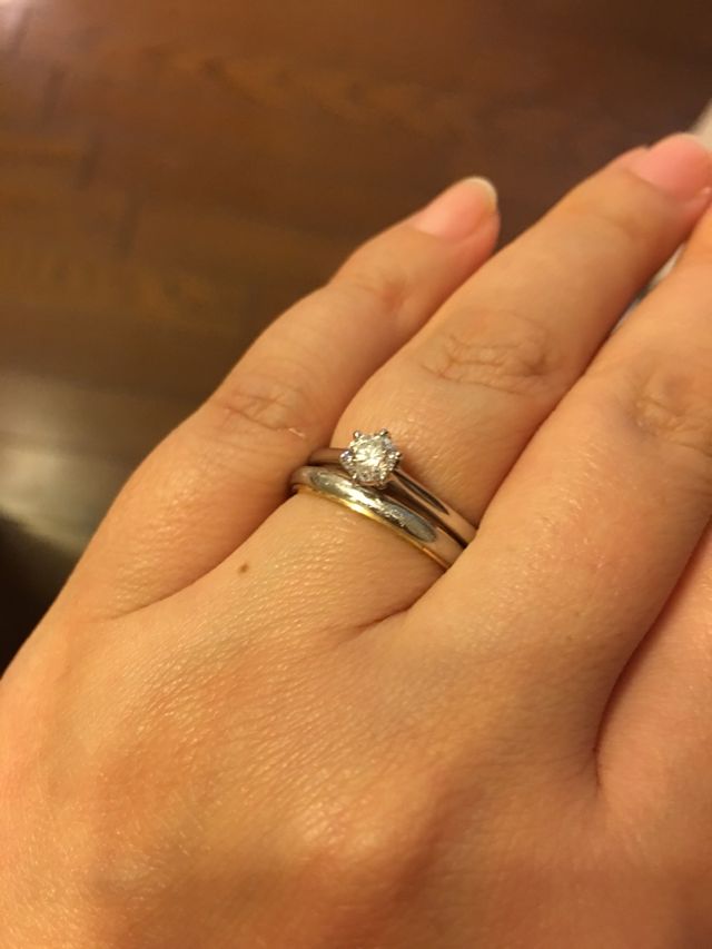 結婚指輪との重ね付けも素敵です。