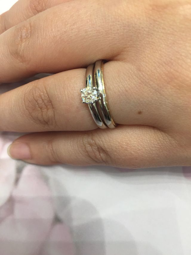 ダイヤがすごく綺麗で台座もしっかりしていて高級感がありました