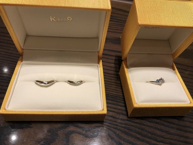 左:結婚指輪ペア 右:婚約指輪