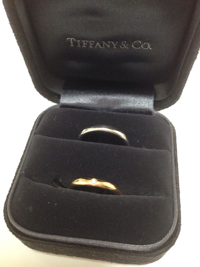 夫はプラチナ、私はピンクゴールドに一粒ダイヤにしました。