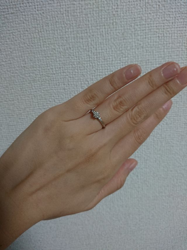 シンプルですがダイヤモンドの輝きが綺麗で指が長く見えます。