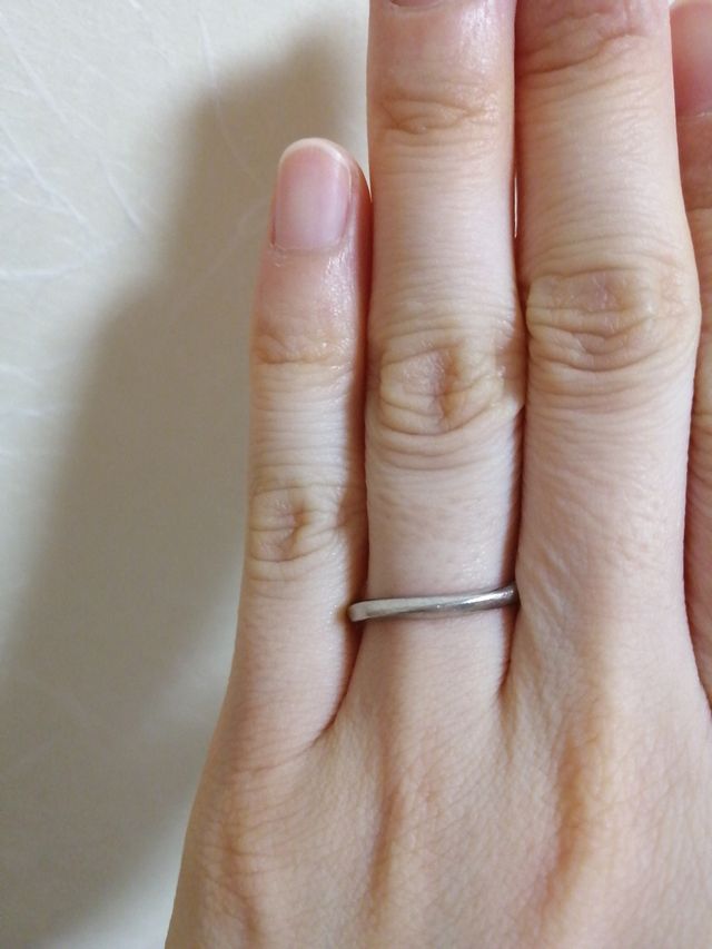 指輪を着けている写真です。ねじりのあるデザインです。