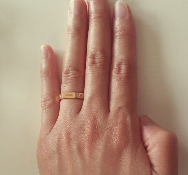 左手の薬指にはめて撮りました