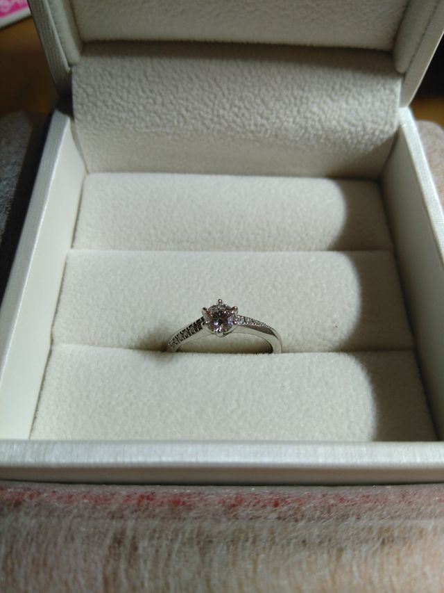 真ん中に大きなダイヤと、周りに斜めの線を描くようにメレダイヤ