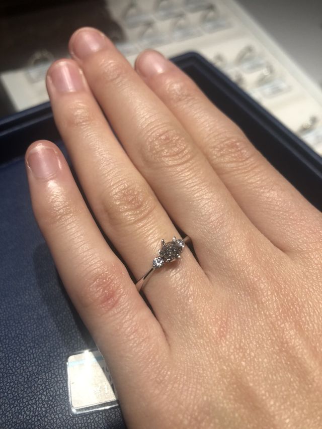 約0.3カラットのダイヤモンドです。