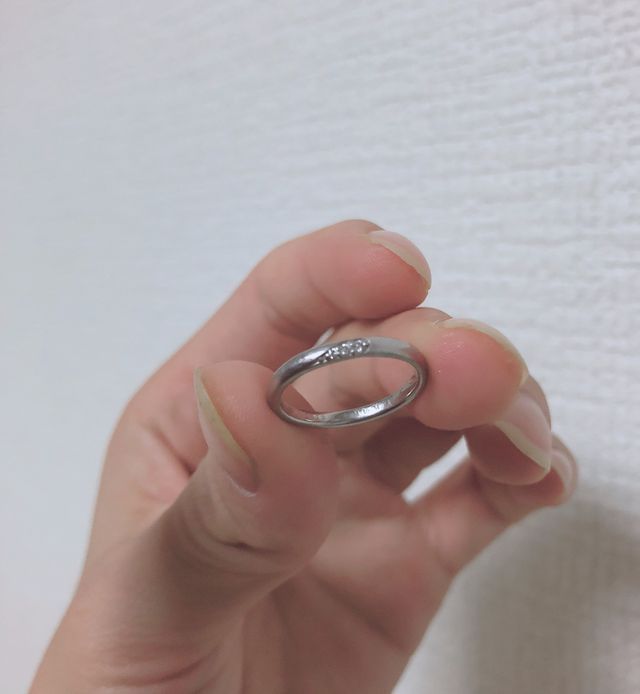 ダイヤの石が埋め込まれており、合わせるとハートの形になります