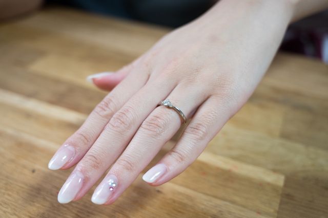 ウェーブタイプで両脇にメレダイヤが付いていて指が綺麗に見える