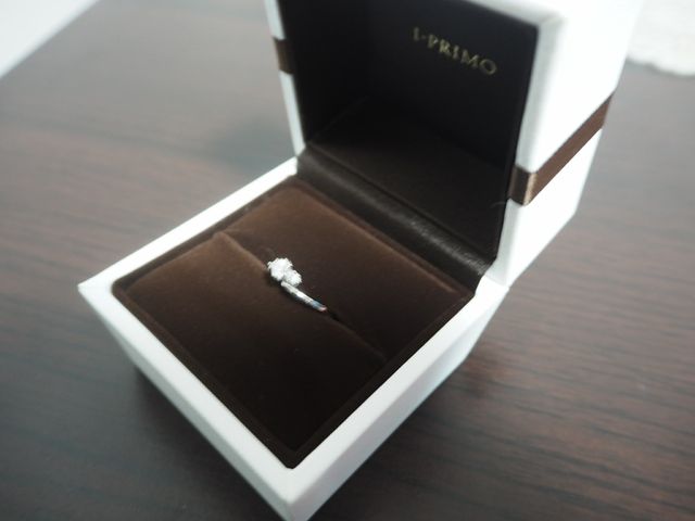 婚約指輪は、結婚指輪と重ね付けをできるものを購入しました。