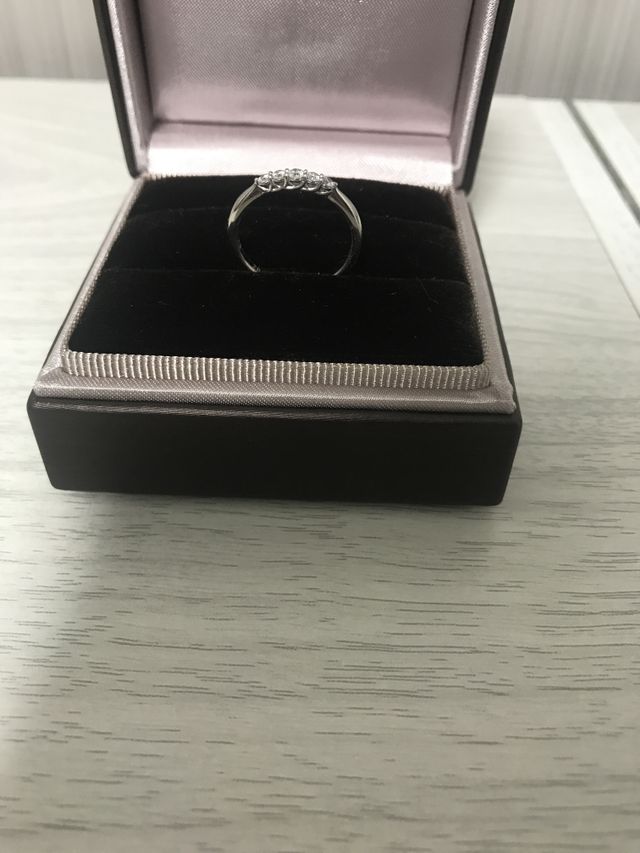 ５つのダイヤモンドを糸で編み上げたようなデザインです