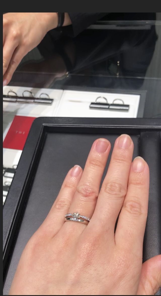 結婚指輪と重ね付けしています