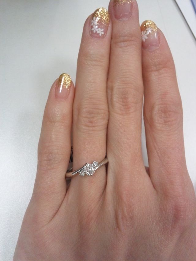 シンプルなデザインで、両脇にダイヤが1石ずつ入っています。