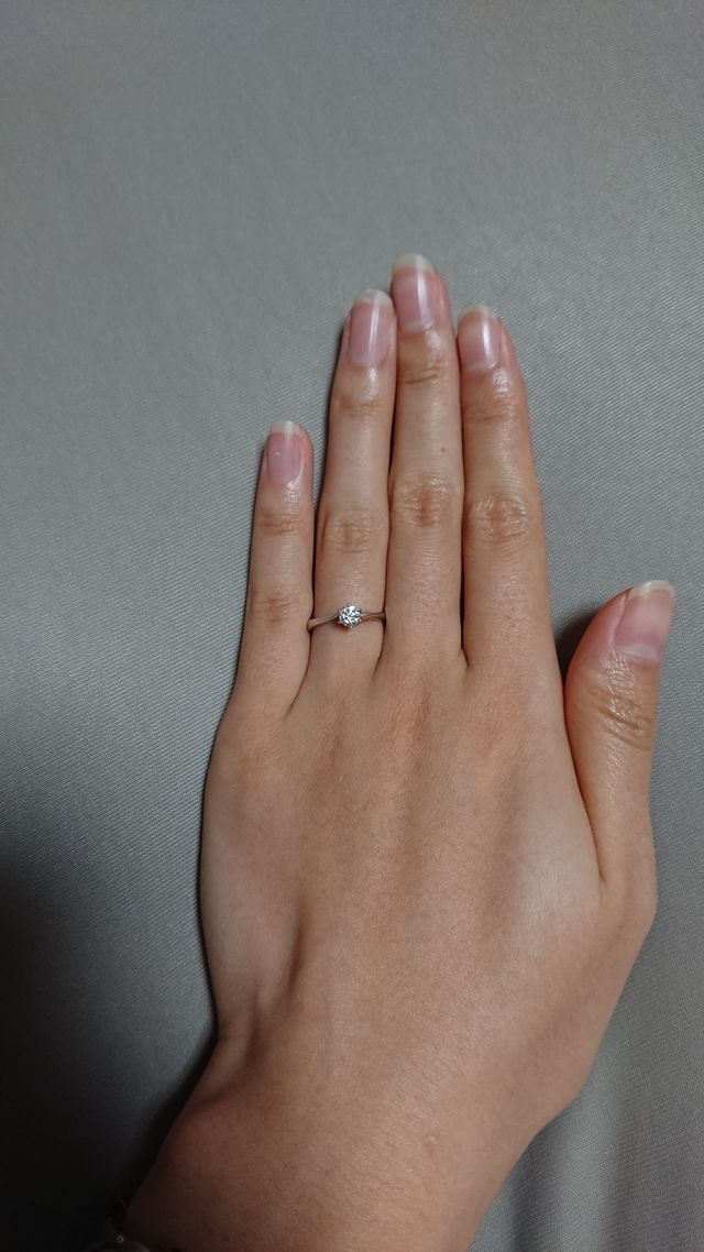 部屋のクッションの上で撮ったもの。