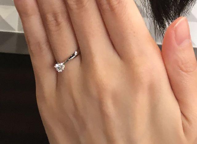 婚約指輪装着の図