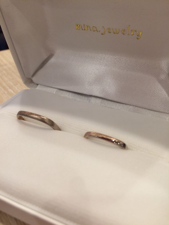 ピンクゴールド・ひねりの入ったデザイン。主人のものはつやけし