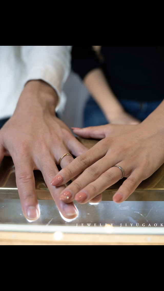 シャンパンゴールドとイエローゴールドの同デザイン色違い