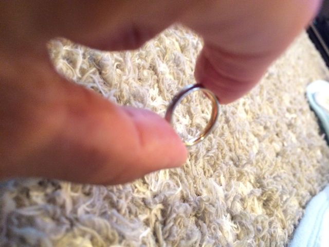 見えづらいですが、表はプラチナ、内側はピンクゴールドです