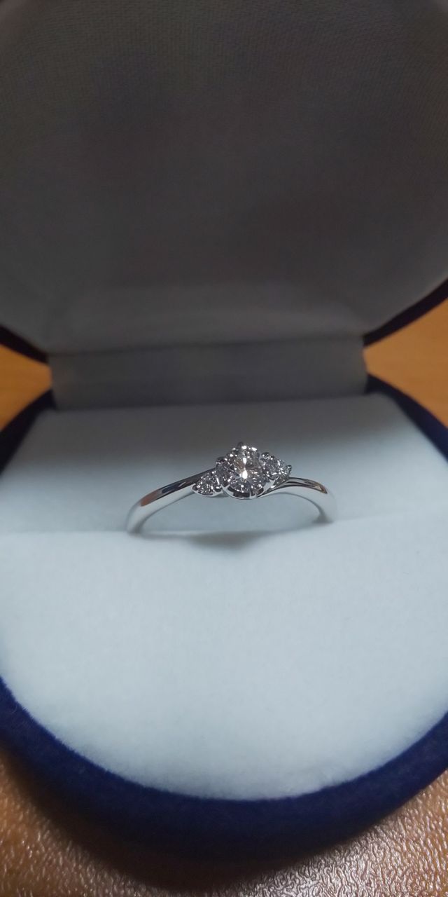 シンプルなデザインで、ダイヤは小さめですが、目立っています。