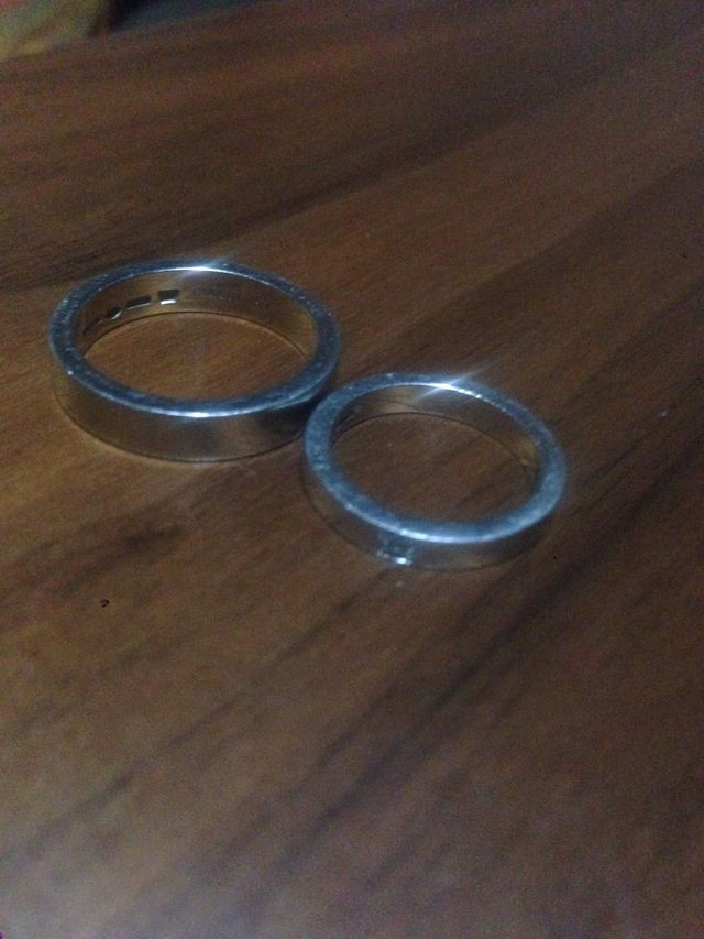 主人のものはダイヤなしの太めです。