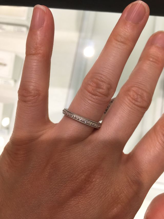 ハーフエタニティリングです。