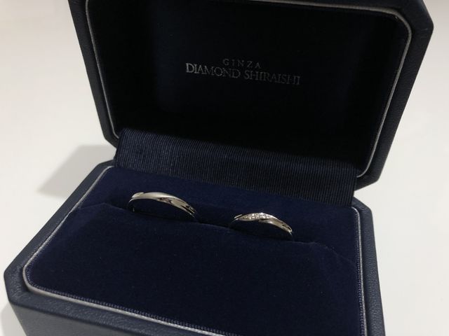 真ん中に男性マット加工、女性はダイヤモンドがついてます。