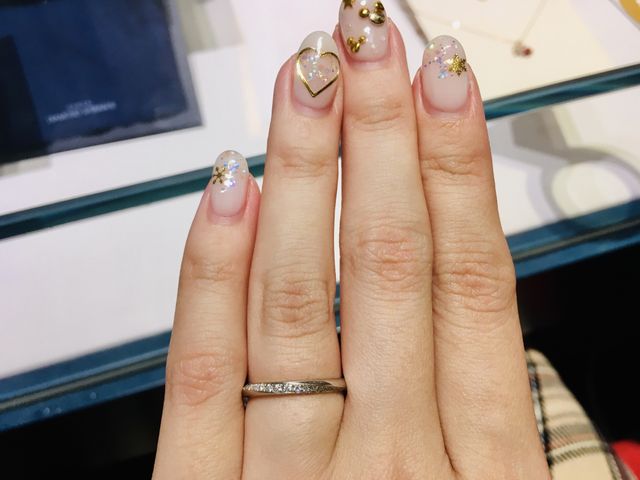 ストレートタイプでダイヤが180°ウェーブして並んでいます。