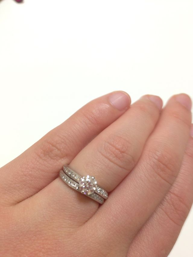 婚約指輪とセットで重ね付け